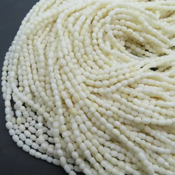 Koral biały kostki nieregularne 4 mm (sznur)