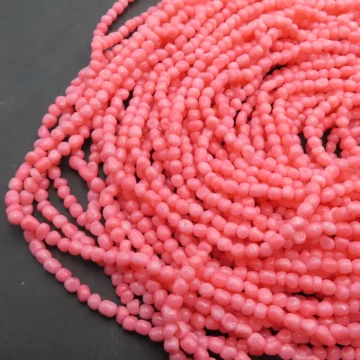 Koral różowy kostki nieregularne 4 mm (sznur)