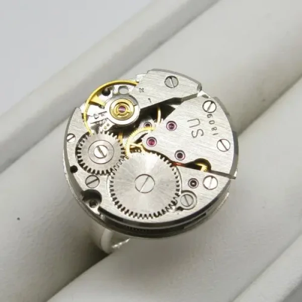 Mechanizm zegarka w srebrze - pierścionek