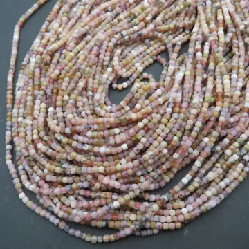 Opal Różowy fasetowane kostki 2 mm (sznur)