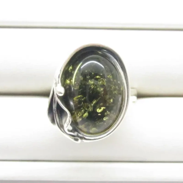 Zielony Bursztyn w srebrze oksydowanym - pierścionek owal z liściem (Rozmiar 17)