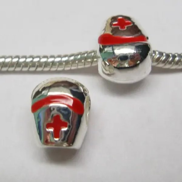 Metalowy element ozdobny - przekładka z emalią w kształcie czerwonego krzyża 11x9 mm