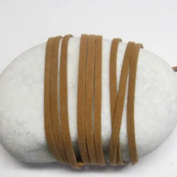 Sznurek imitacja zamszu- brązowy 2,5mm/1 metr 