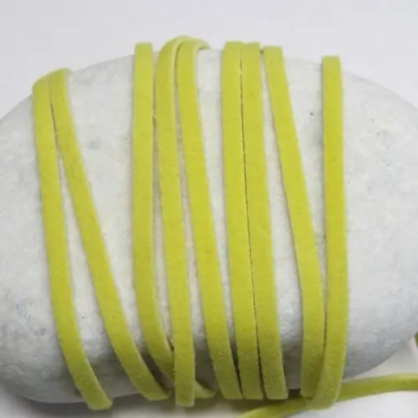 Sznurek imitacja zamszu - żółty 2,5mm/1 metr 