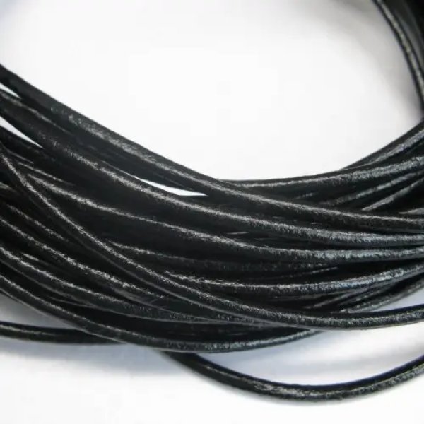 Rzemień skórzany-czarny lakierowany 3mm/1 metr 