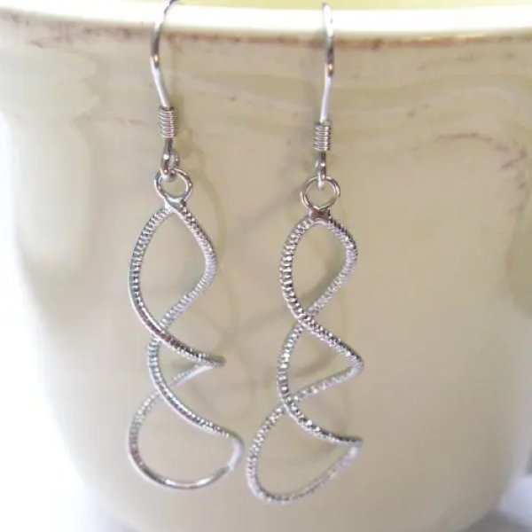 Srebrne kolczyki na biglach otwartych