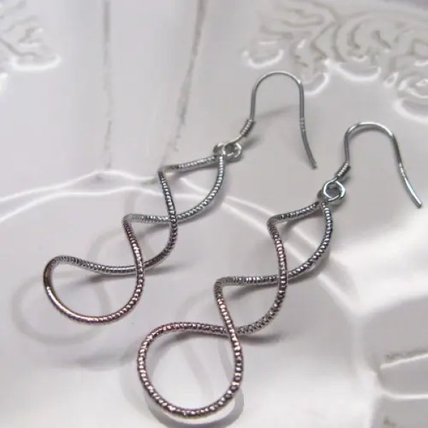 Srebrne kolczyki na biglach otwartych