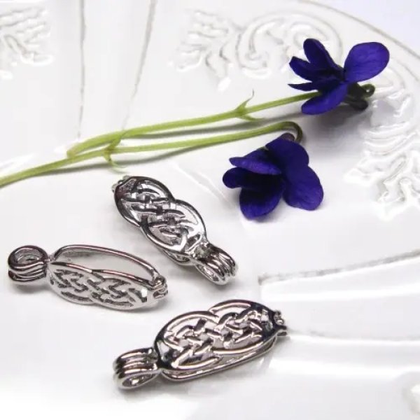 Metalowy element ozdobny - zawieszka 26x8 mm