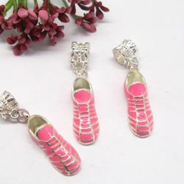 Metalowy element ozdobny - Zawieszka w kształcie różowego buta 36x7 mm