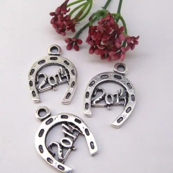Posrebrzane - zawieszka podkowa z napisem "2014" – 23x24 mm – symbol szczęścia