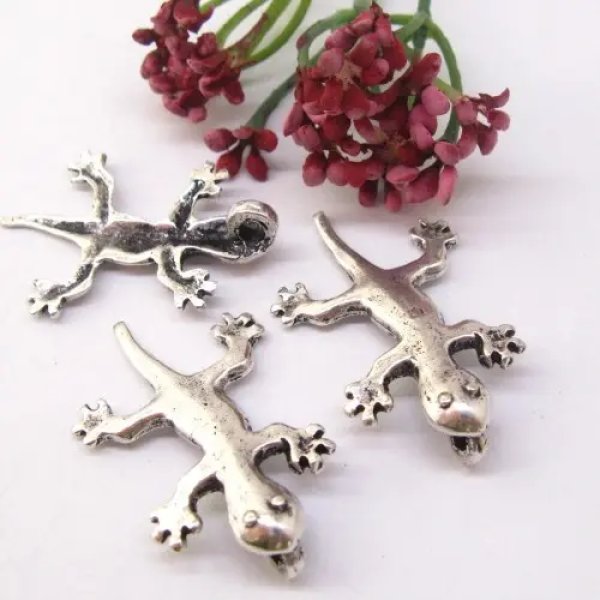 Posrebrzane - Metalowa zawieszka - jaszczurka 34x22 mm