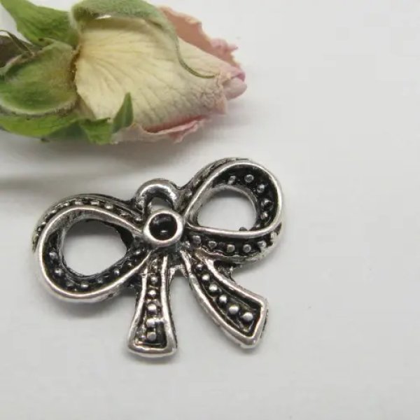 Metalowy element ozdobny - zawieszka kokarda 18x14 mm