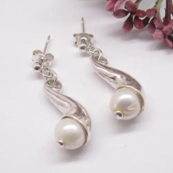 Perły w srebrze - kolczyki wiszące sztyfty