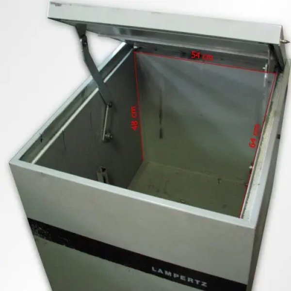 Sejf na kółkach – używany, mobilny, solidna konstrukcja 64x54x48 cm