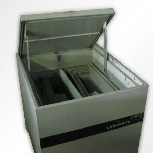 Sejf na kółkach – używany, mobilny, solidna konstrukcja 64x54x48 cm