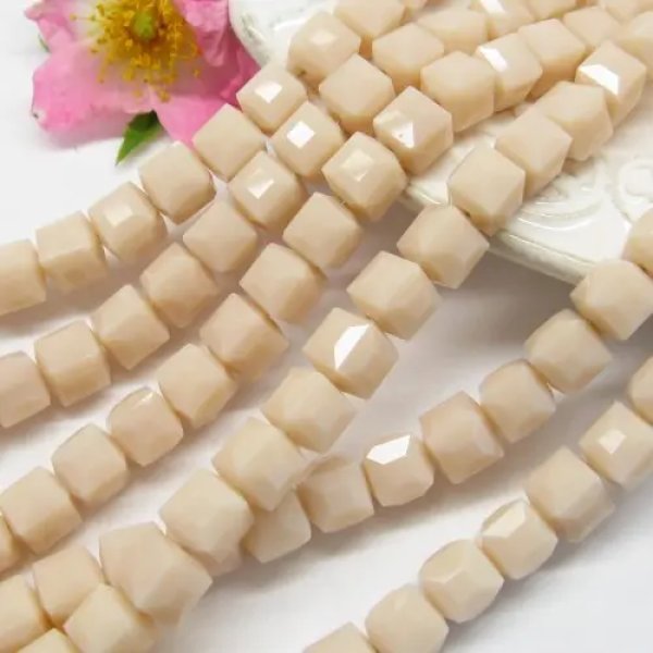 Kryształki fasetowane ecru kostka 7x7x7mm (sztuka lub sznur) 