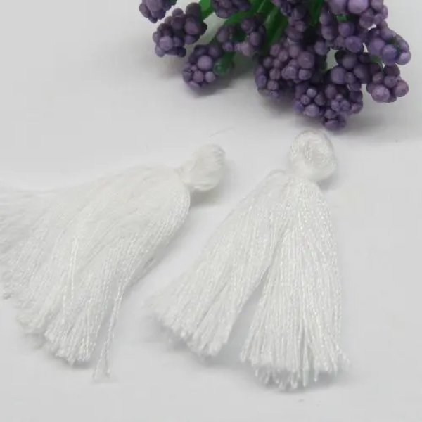 Zawieszka chwost biały 30x4 mm – subtelny element tekstylny do biżuterii