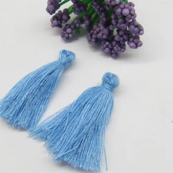 Zawieszka chwost niebieski 30x4 mm – tekstylny element ozdobny do biżuterii