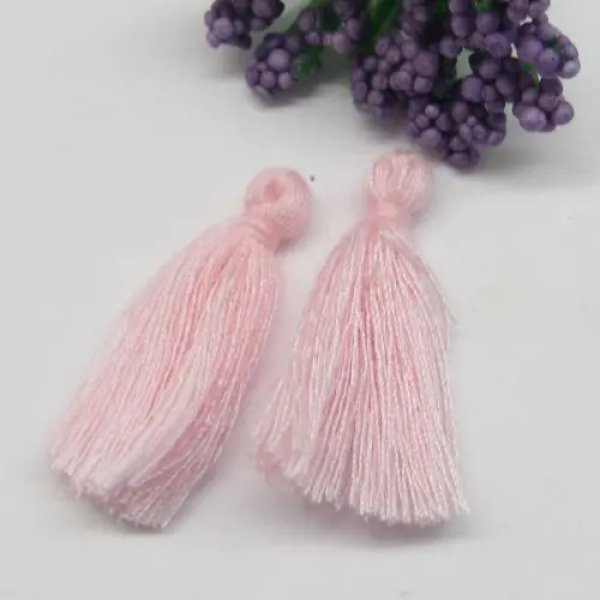Zawieszka chwost różowy 30x4 mm – tekstylny element ozdobny bez metalu do biżuterii