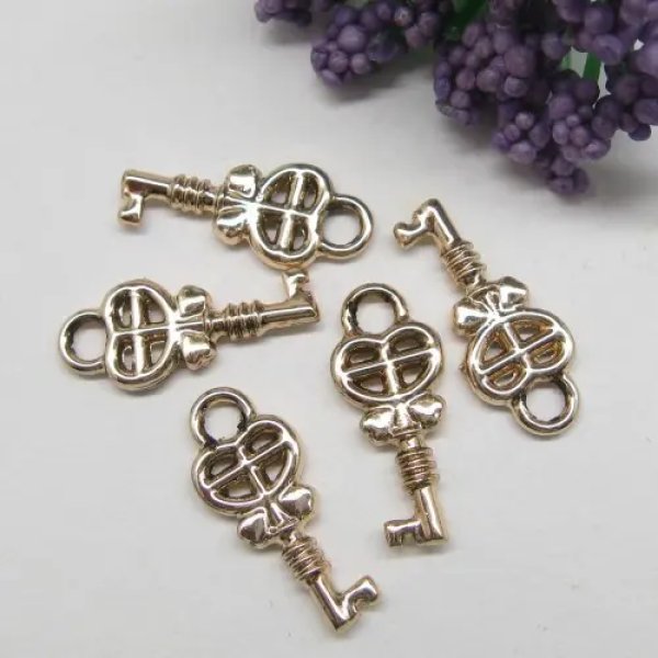 Metalowy element ozdobny - złoty kluczyk 15x12 mm