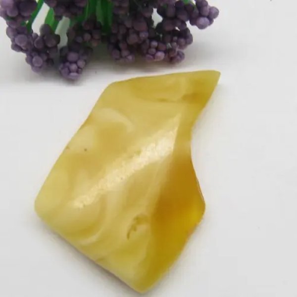Mleczny bursztyn 37x24x7 mm – naturalny kamień kolekcjonerski, niepłaski