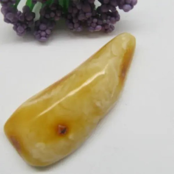 Mleczny bursztyn 42x17x9 mm – naturalny okaz kolekcjonerski do biżuterii
