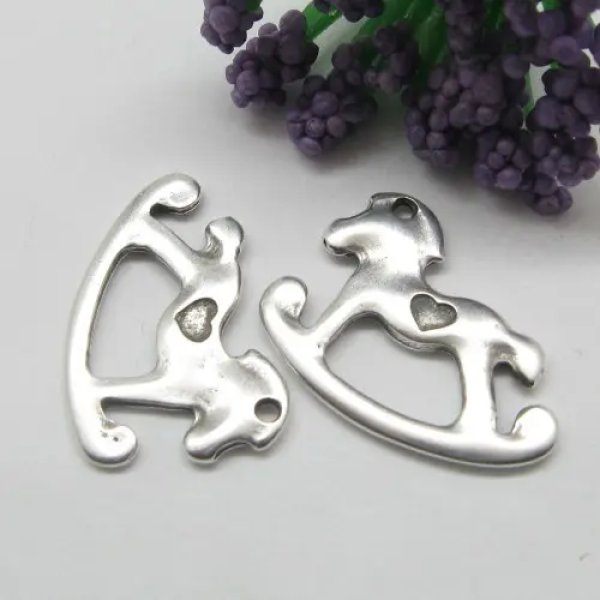 Posrebrzane - Metalowa przywieszka - konik na biegunach 17x22 mm