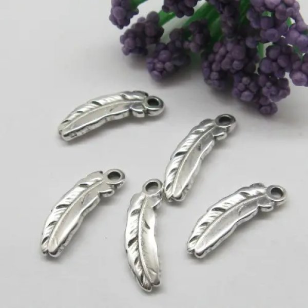 Posrebrzane - Metalowa przywieszka - piórko 17x5 mm