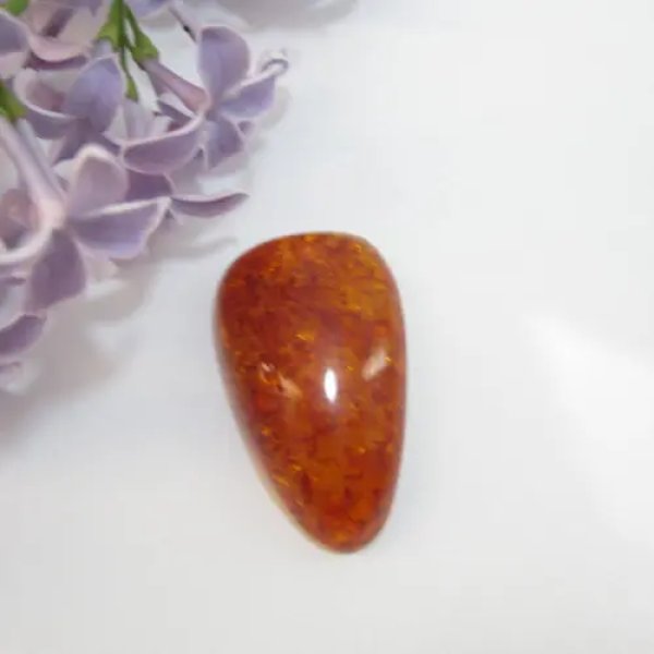 Koniakowy Bursztyn 25,5x15x7 mm zaokrąglony trójkąt