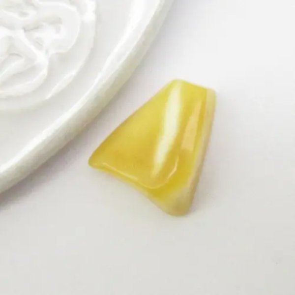 Mleczny Bursztyn 17x14,5x7 mm zaokrąglony trapez