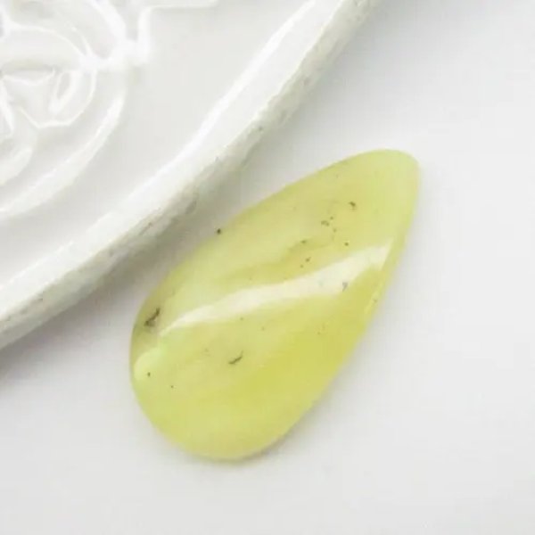 Mleczny Bursztyn 25x13x5 mm łza