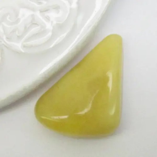 Mleczny Bursztyn 30x19x7 mm zaokrąglony trójkąt