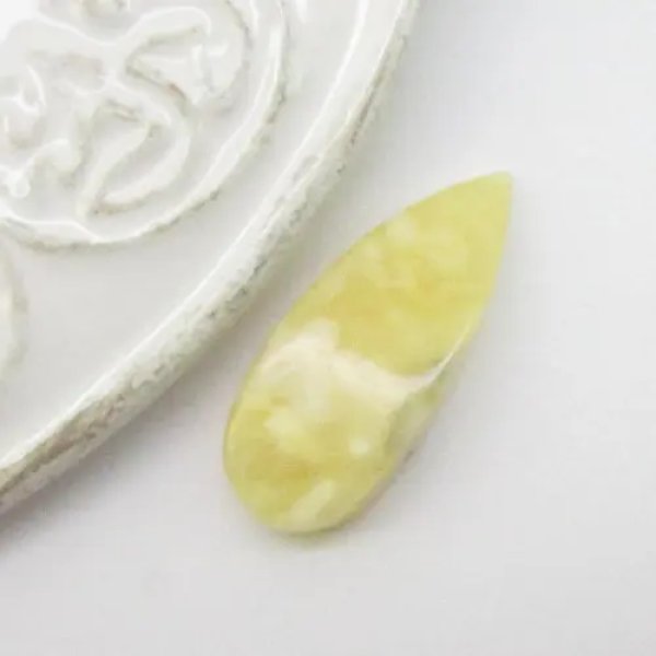 Mleczny Bursztyn 27x11x5 mm łza