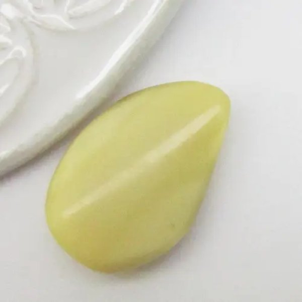 Mleczny Bursztyn 29x19x7 mm zakrzywiona łza