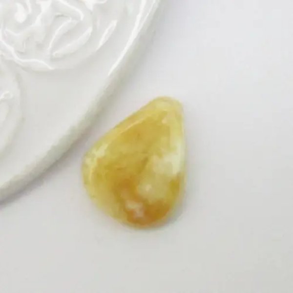 Mleczny Bursztyn 20x16x5 mm zaokrąglony trójkąt