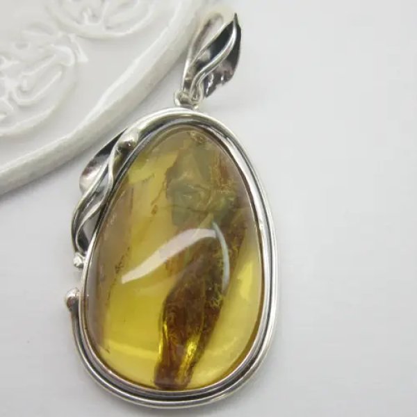 Bursztyn i srebro oksydowane - zawieszka
