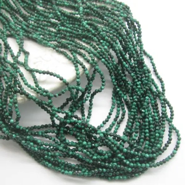 Malachit fasetowany kulka 2,5mm (sznur)