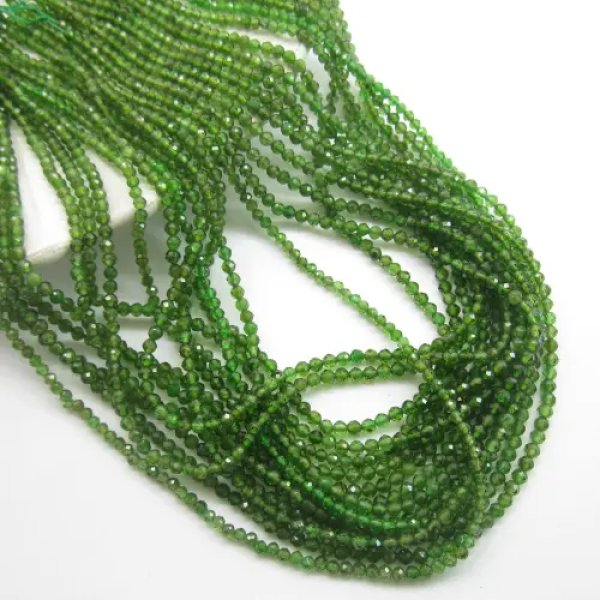 Diopsyd kulki fasetowane 2mm (sznurek)