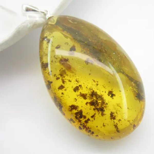 Mucha, Kawałek liścia w bursztynie i srebro - zawieszka