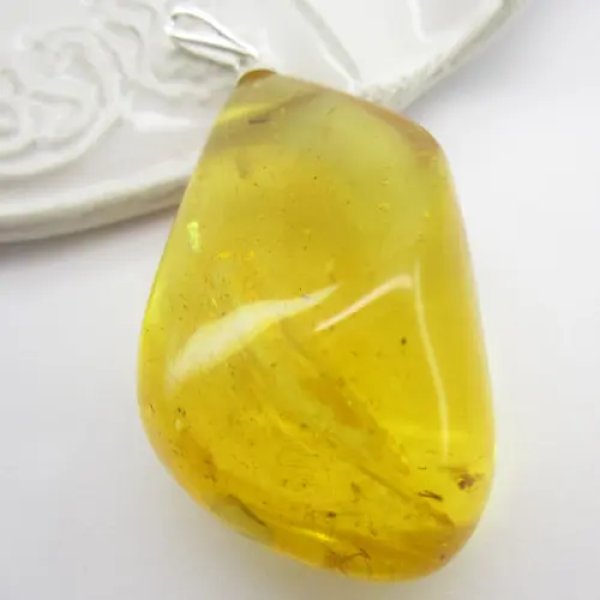 Wisiorek z Bursztynem i Mrówką – Naturalna Inkluzja w Srebrze 925