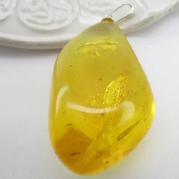 Wisiorek z Bursztynem i Mrówką – Naturalna Inkluzja w Srebrze 925