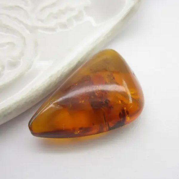 Koniakowy Bursztyn 24x15x8 mm zaokrąglony trójkąt