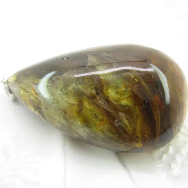 Zawieszka - srebro + bursztyn. Inkluzja roślinna.