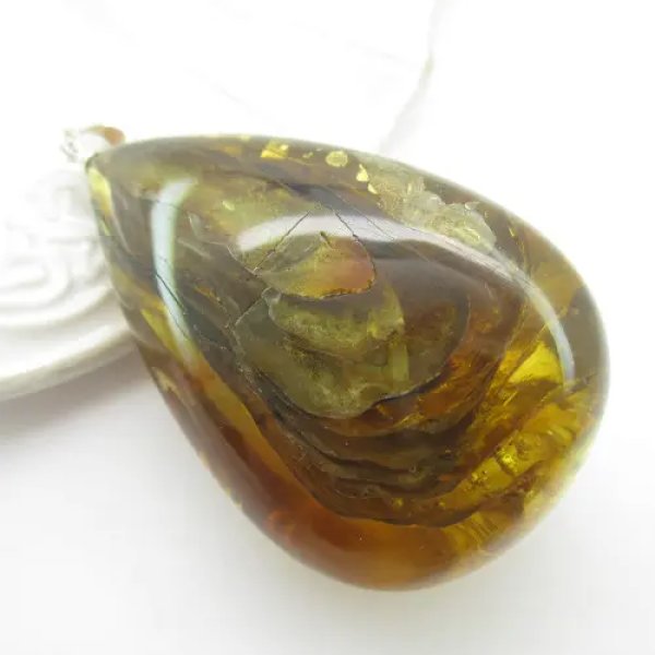 Zawieszka - srebro + bursztyn. Inkluzja roślinna.