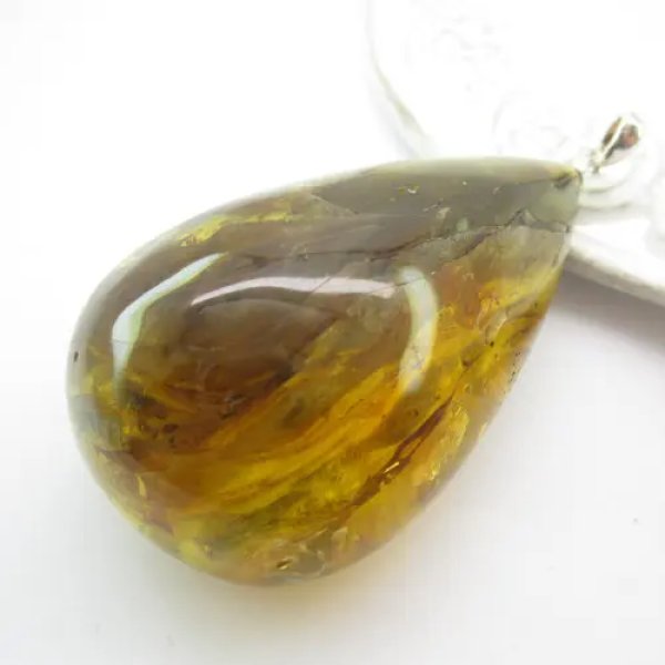 Zawieszka - srebro + bursztyn. Inkluzja roślinna.