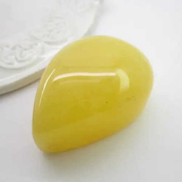 Mleczny Bursztyn 45x33x20 mm łza