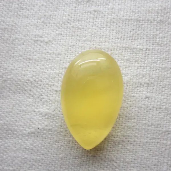 Mleczny Bursztyn 31x19x13 mm kropla