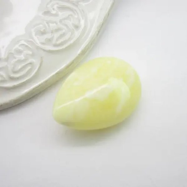 Mleczny Bursztyn 31x23x10 mm kropla