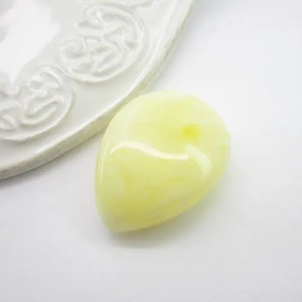 Mleczny Bursztyn 31x23x10 mm kropla