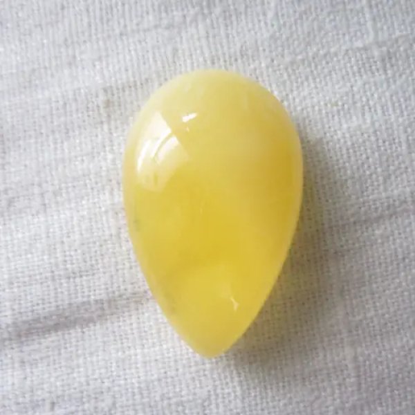 Mleczny Bursztyn 44x27x14 mm kropla